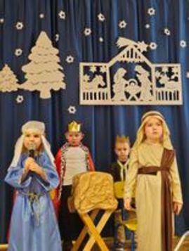 Dzieci w strojach Maryi i Józefa mówią swoje role.