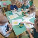 dzieci malują za pomocą słomek i farby