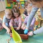 dzieci sadzą cebulę w doniczkach