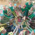 grupowe zdjęcie dzieci w zielonych strojach
