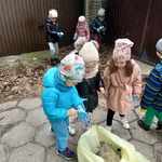 dzieci sprzątają okolice przedszkola