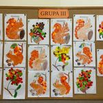 Dzieci wyklejały kawałkami kolorowego papieru obrazki przedstawiające liście i wiewiórkę. liści lub wiewiórki. 