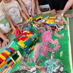 Dzieci zrobiły makietę wiejskiego podwórka.Wycinały i kolorowały sylwety zwierząt hodowlanych, budowały z klocków sprzęt rolniczy i budynki gospodarskie. 