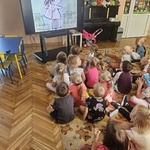 Dzieci oglądają film na tablicy.jpg
