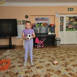 Dziewczynka łapie piłkę.jpg