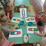 dzieci wykonują prace plastyczną farbami