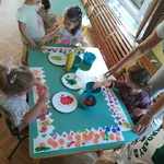 dzieci samodzielnie malują farbami przygotowany szablon korony