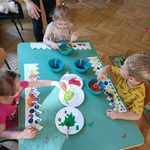 dzieci malują farbami 