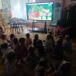dzieci oglądają prezentację multimedialną na tablicy interaktywnej