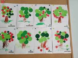 praca plastyczna dzieci przedstawiająca drzewa w sadzie