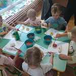 przedszkolaki malują farbami sylwety warzyw 