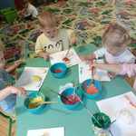 dzieci malują farbami ulepione z masy warzywa