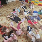 Dzieci ćwiczą na dywanie.jpg