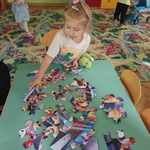 dziewczynka układa puzzle