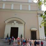 Dzieci stoją na schodach przed Kościołem Garnizonowym 