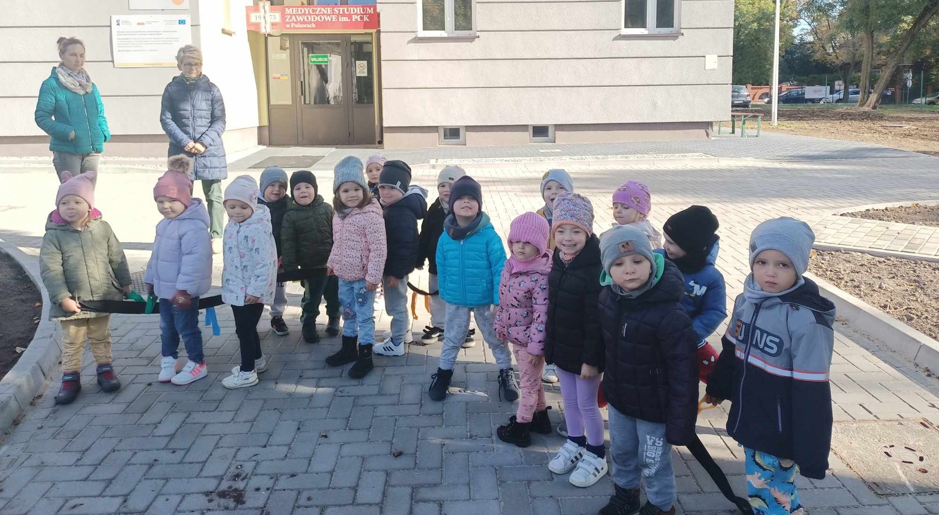 zdjęcie grupowe dzieci przed szkołą medyczną
