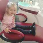 dziewczynka siedzi na fotelu stomatologicznym