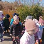 dzieci szukają oznak jesieni