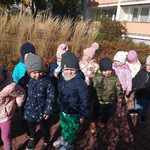 dzieci korzystają z ładnej pogody spacerując po osiedlu