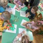 dzieci malują pastelami
