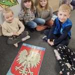 Dzieci prezentują ułożone z puzzli godło Polski.jpg