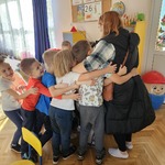 Dzieci przytulają Panią prowadzącą warsztaty.jpg