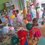 dzieci tańczą z balonami