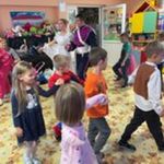 Dzieci tańczą w parach poloneza