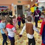 Dzieci tańczą w kole poloneza