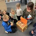 Dzieci rozwiązują zagadki bajkowe, które mieściły się w zaczarowanym kuferku