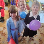 Dziewczynki trzymają balony.jpg