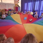 Dzieci podrzucają balony na chuście Klanzy.jpg