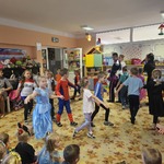 Dzieci tańczą poloneza.jpg