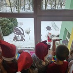 Dzieci wyglądają Mikołaja przez okno.jpg