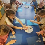 Dzieci malują paluszkami i pędzelkami bałwanki.jpg