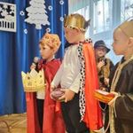 Dzieci jako trzej królowie dają dary Jezusowi.
