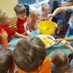 dzieci pomagają robić mus owocowy