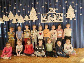 Zdjęcie grupowe dzieci na świątecznym tle.jpg