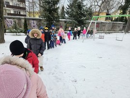 Dzieci idą w pociągu po śniegu.jpg