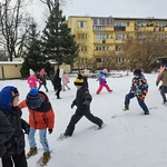 Dzieci bawią się na śniegu.jpg