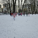 Dzieci biegają po śniegu.jpg