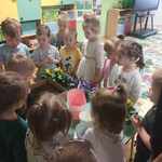dzieci sadzą kwiatki