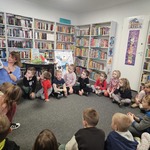 Bibliotekarka czyta dzieciom książkę.jpg
