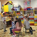 Dzieci biorą udział w konkursie na najszybsze zajmowanie krzesełek.jpg