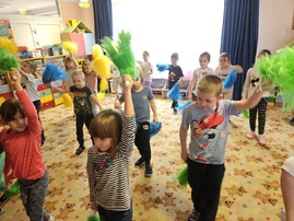 Dzieci tańczą z pomponami.jpg