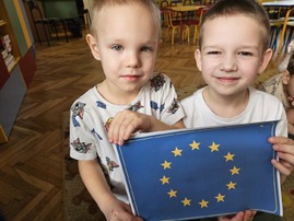 Chłopcy trzymają flagę europejską.jpg