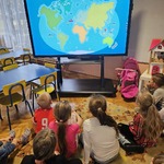 Dzieci oglądają film edukacyjny na tablicy.jpg