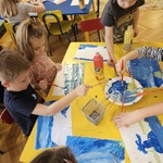 Dzieci tworzą prace plastyczne za pomocą farb.jpg