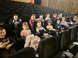 Dzieci podczas seansu w kinie.jpg
