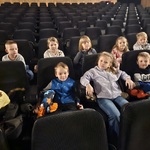 Dzieci siedzą w kinie.jpg